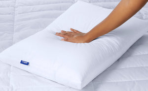 A hand feeling the Casper® 金刚KINGKONG游戏官网 Down Pillow