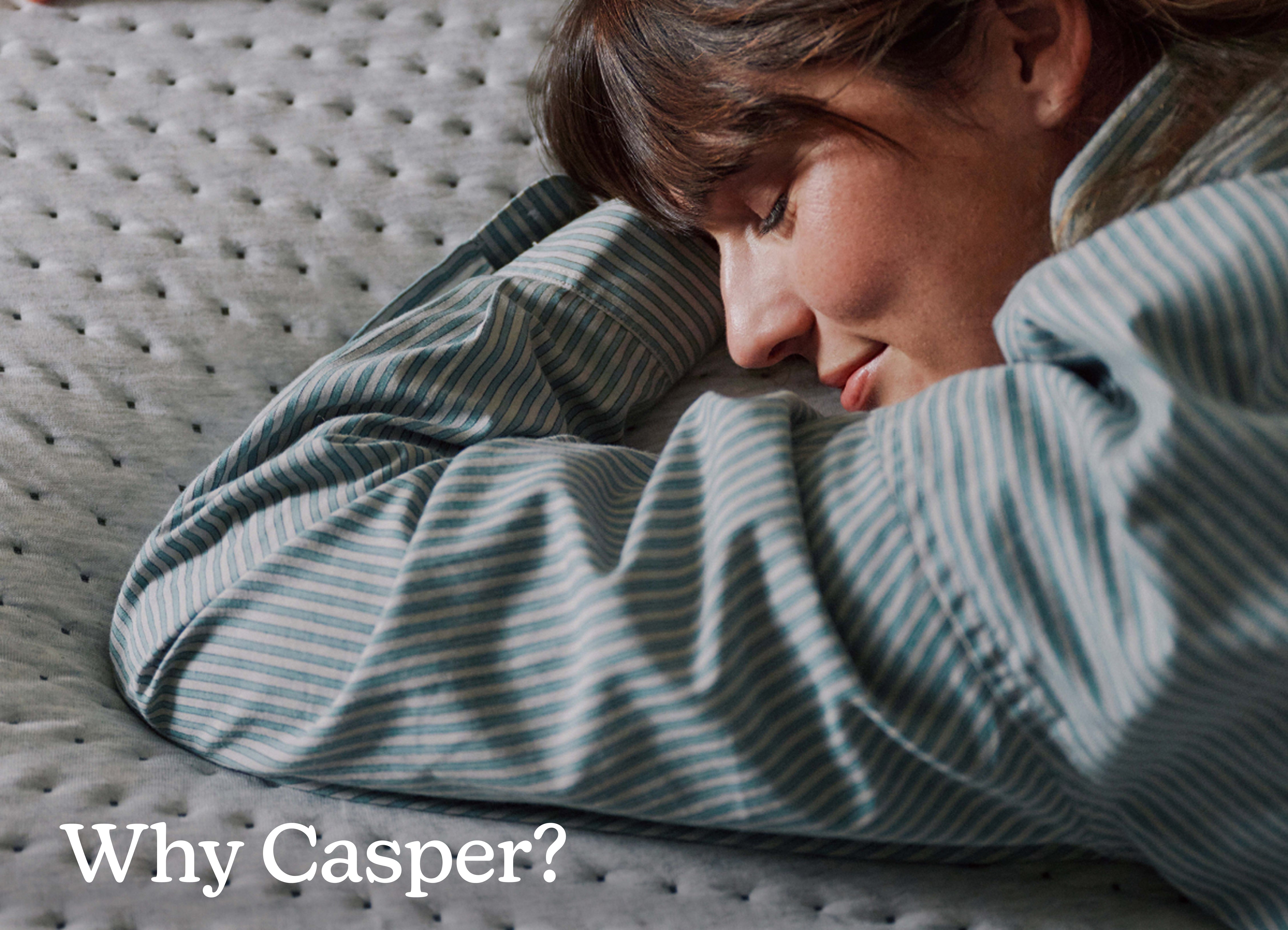 Close-up image of someone lying comfortably on their stomach on a mattress. At bottom are the words, "Why Casper® 金刚休闲游戏官网?"